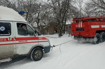 Снегопады в Украине - отменены авиарейсы и ограничено движение на дорогах (ФОТО)