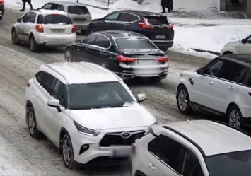 Совпадение: в Киеве два одинаковых автомобиля столкнулись два раза подряд
