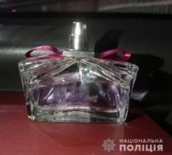 Похититель ароматов: под Днепром задержали серийную воровку косметики