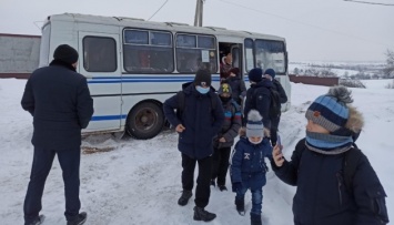На Волыни из снежного заноса вытащили автобус с детьми