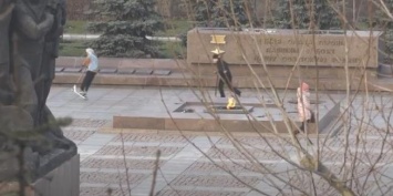 В Николаеве подростки катались на самокатах по мемориальному комплексу героев-ольшанцев (ВИДЕО)