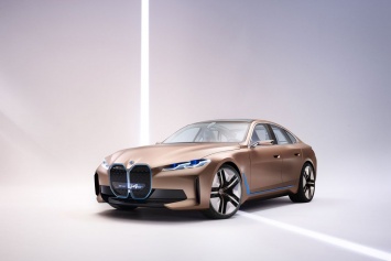 BMW i4 с меньшим количеством камуфляжа демонстрирует дизайн решетки радиатора