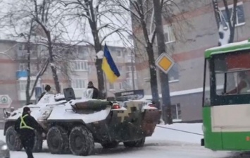 Снегопад в Ровно: полиция использует БТР