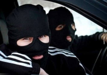 Вели от банка: в Днепре у мужчины из машины украли почти миллион гривен