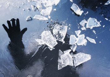 Жуть: в Днепре мужчина примерз ко льду и погиб (фото 18+)