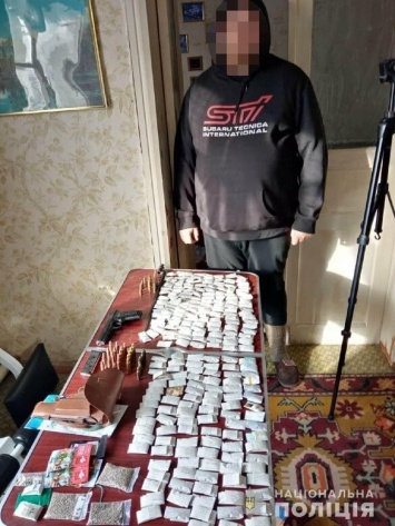 Хранил 236 пакетиков с наркотиками, оружие и металлоискатель: на Харьковщине «копы» задержали мужчину, - ФОТО