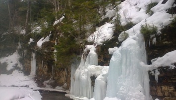 На Львовщине в нацпарке «Сколевские Бескиды» замерзли водопады