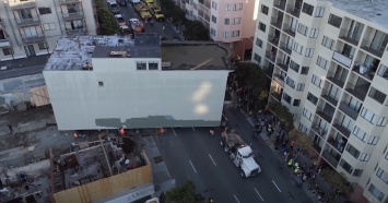 В США 139-летний дом перевезли на гигантском прицепе (видео)