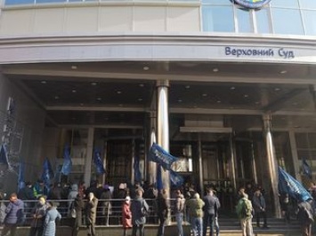 "Укрбудовцы" собрались под Верховным судом: требуют не блокировать строительство крупного ЖК