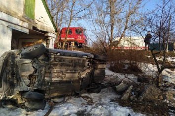 Под Днепром легковушка протаранила стену жилого дома, пострадали двое детей и трое взрослых