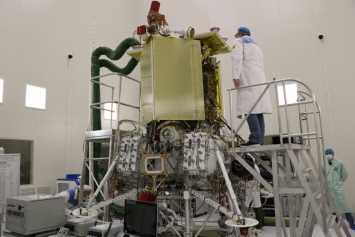 Роскосмос показал станцию «Луна-25» в «чистой» комнате: аппарат проходит испытания