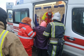 Под Киевом "скорая" не смогла по разбитой дороге проехать к пациенту