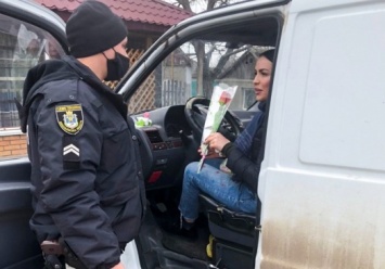 Веселиновские патрульные останавливали авто с женщинами за рулем и дарили им цветы