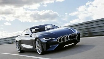 BMW тестирует обновленную «восьмерку»