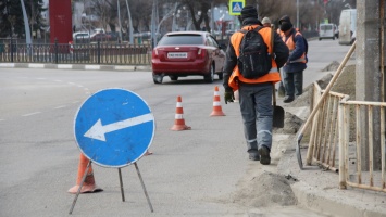 В Никополе коммунальщики убирают дороги от иловых отложений