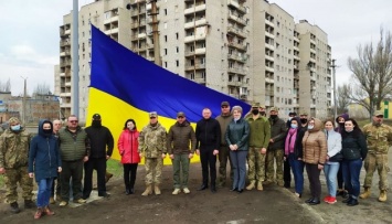 В Авдеевке на въезде со стороны Донецка установили флаг Украины