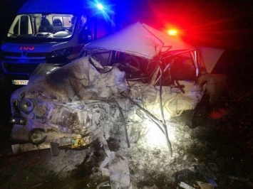 Погибший водитель, трое пострадавших и смятые машины: на трассе под Харьковом столкнулись два легковых авто, - ФОТО