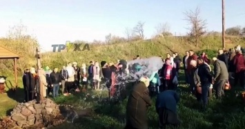 Соблюдает дистанцию - Под Харьковом священник окатил прихожан водой прямо из ведра