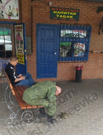 "Богатырь устал": сети повеселило фото боевика в Макеевке