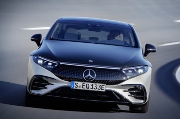 Интерьер нового кроссовера Mercedes EQS показали на шпионских снимках