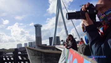 В Роттердаме фанаты с моста смотрели открытие Евровидения