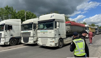 Фуры перекрыли государственную трассу на Николаев в знак протеста