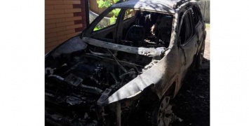 Пожарные ликвидировали пожар в легковом автомобиле