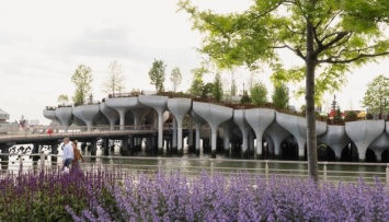 В Нью-Йорке открыли остров-парк на бетонных колоннах