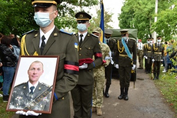 В Хмельницкой области попрощались с майором погибшим в зоне ООС (видео)