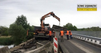 На дороге Чугуев-Меловое дорожники перешли к ремонту второй половины моста через Северский Донец