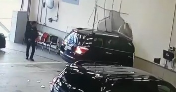 Водитель протаранил стену автосалона на внедорожнике (видео)