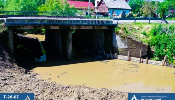 Из-за продолжительных дождей на Буковине начали укреплять мосты