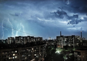 Яркая ночь: в Одессе молния обесточила один из районов