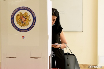 В Армении - досрочные выборы. Главные соперники - блоки Пашиняна и Кочаряна