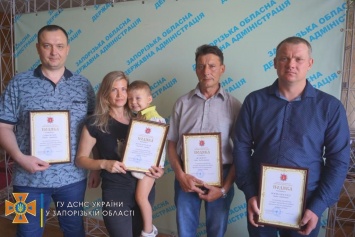 Жители Запорожской области спасли людей из ледяной воды и горящего дома