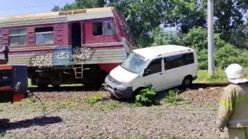На железнодорожном переезде в Харьковской области поезд врезался в микроавтобус: водитель в тяжелом состоянии, - ФОТО