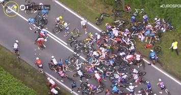 "Тур де Франс" стартовал с массового завала велосипедистов (видео)