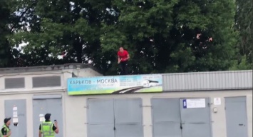 В Харькове мужчина ударил продавщицу палкой и залез на крышу железнодорожной платформы: были задержаны поезда, - ФОТО