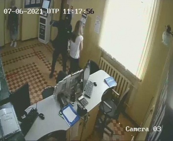 В Крыму мужчина с пистолетом ограбил банк и уехал на мопеде, - источник (ФОТО)