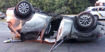 Автокатастрофа под Днепром: грузовик протаранил Nissan и перевернулся (ФОТО)