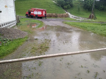 На Закарпатье из-за мощных ливней затопило дороги и дома. Фото