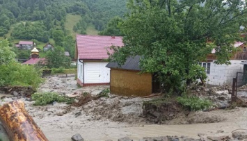 Непогода на Раховщине: в четырех селах подтоплены дома и разрушены дороги
