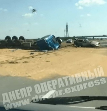 Два авто «всмятку»: на трассе Днепр-Харьков произошло масштабное ДТП (ВИДЕО)