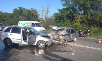 Два человека пострадали в лобовой аварии в Евпатории