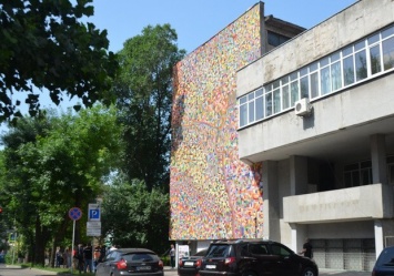 Стала ярче: в Днепре на фасаде строительной академии "нарисовался" мурал