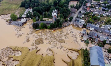 Меркель посетила пострадавшие от наводнения районы на западе Германии