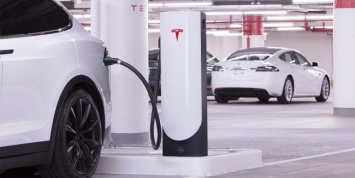 Tesla заставит владельцев медленно заряжающихся электромобилей платить больше