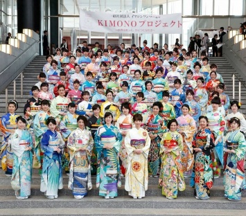 Японцы создали кимоно для каждой страны-участницы олимпиады: на украинском наряде журавли и подсолнухи