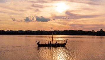 В Ривне парад древних лодок открыл историко-культурный фестиваль