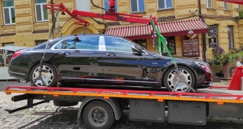 В Киеве эвакуатор забрал дорогой Maybach | ТопЖыр